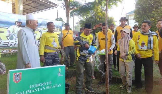 Gubernur Kalsel H Sahbirin Noor saat menanam pohon di Halaman Madrasah. (foto : istimewa)