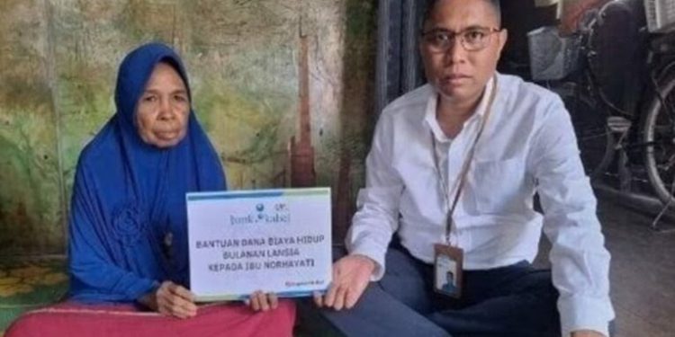 Penyerahan bantuan secara simbolis kepada penerima.