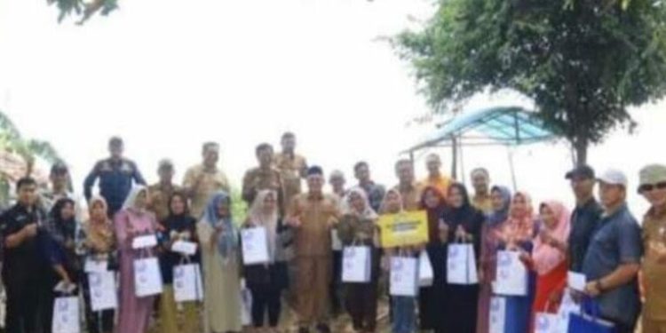 Penyerahan bantuan kepada 15 pelaku UMKM di Kotabaru.