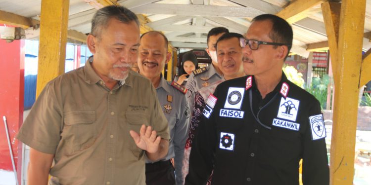 Kepala Kantor Wilayah Kementerian Hukum dan Hak Asasi Manusia (Kemenkumham) Kalimantan Selatan, Faisol Ali bersama Direktur Jenderal Pemasyarakatan (Dirjen PAS) periode 2015-2017, I Wayan Kusmiantha Dusak mengunjungi Lapas Kelas IIA Banjarmasin.