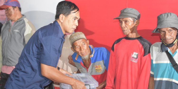 Pembagian paket sembako kepada warga kurang mampu sekitar pelabuhan Trisakti. (foto : istimewa)