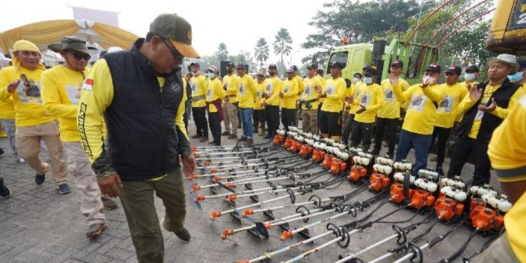 Paman Birin melakukan pemeriksaan terhadap kondisi peralatan dan sarana prasarana masing-masing SKPD untuk penanganan Karhutla. (foto : istimewa/Adpim Kalsel) 