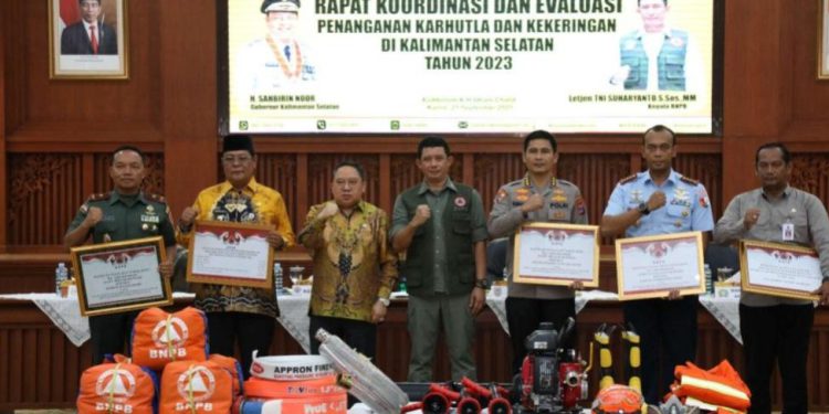 Foto bersama usai Rapat Koordinasi (Rakor) dan Evakuasi Penanganan Kebakaran Hutan dan Lahan (Karhutla) serta Kekeringan di Kalsel. (foto : istimewa/Adpim Kalsel)