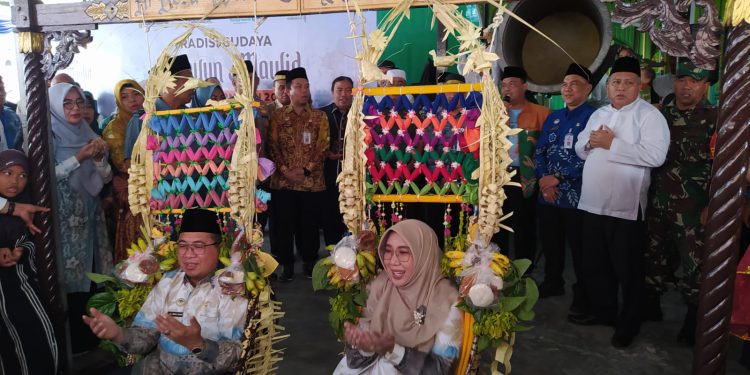 Walikota Banjarmasin H Ibnu Sina dan istri Hj Siti Wasilah saat baayun Maulid. (foto : shn/seputaran)