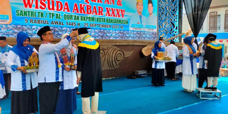 Walikota Banjarmasin H Ibnu Sina mewisuda salah satu santri Khatmul Quran. (foto : shn/seputaran)