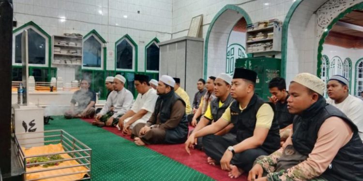 Gubernur Kalsel H Sahbirin Noor atau Paman Birin bersama rombongan saat ziarah ke makam Datu Kalampayan. (foto : istimewa/Adpim Kalsel)