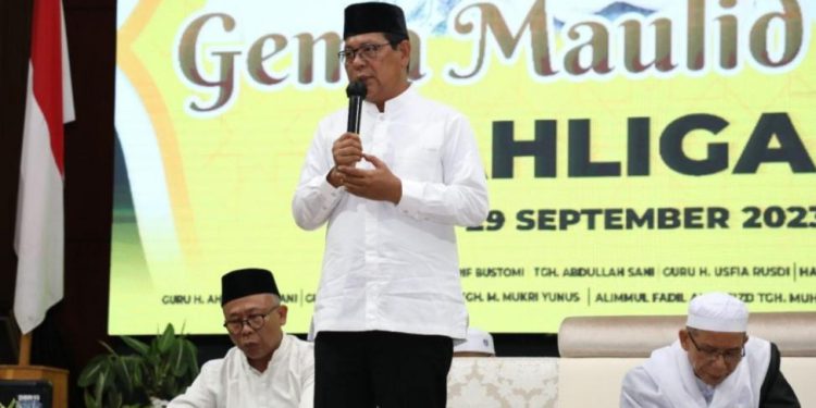 Gubernur Kalsel H Sahbirin Noor atau Paman Birin saat memberikan sambutan pada gema maulid malam ke-2. (foto : istimewa/Adpim Kalsel)