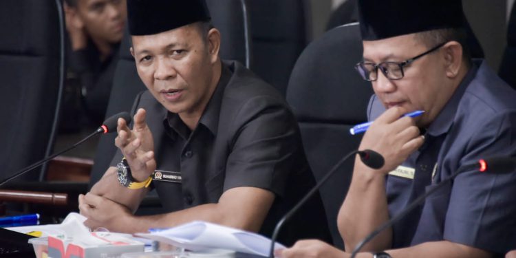 M. Yani Helmi selaku ketua Pansus IV saat rapat Pansus. (foto : istimewa)