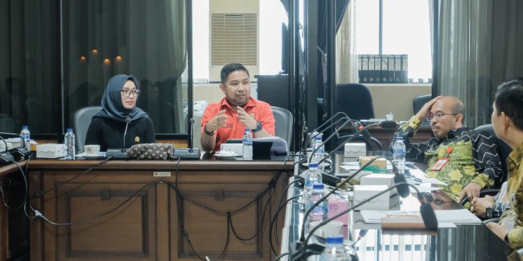 Komisi IV didampingi Wakil Ketua I DPRD Kalsel M. Syaripuddin bersama pihak Rumah Sakit Umum Daerah (RSUD) Ulin gelar rapat terkait pelayanan operasi yang dianggap belum optimal. (foto : putza/seputaran)