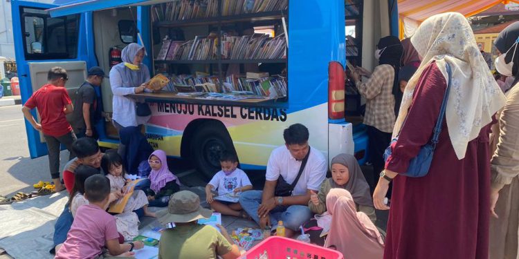 Layana Mobil Pusling Dispersip Kalsel yang antusias dikunjungi pengunjung pada kegiatan Kalsel Expo. (foto : istimewa)