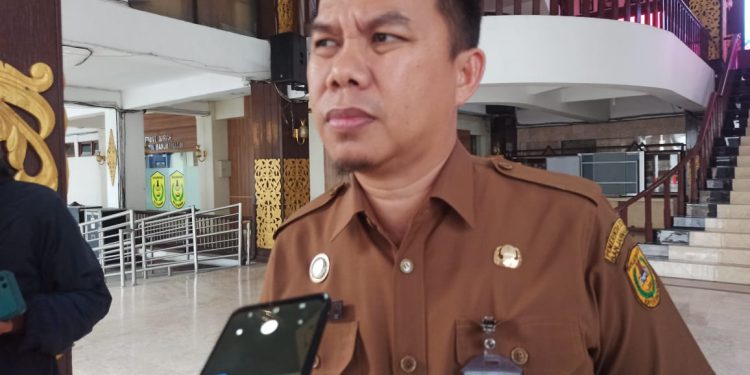 Sekdako Banjarmasin Ikhsan Budiman diwawancarai terkait dugaan perselingkuhan oknum ASN Pemko Banjarmasin. (foto : shn/seputaran)