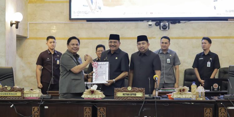 Sekdaprov Kalsel Roy Rizali Anwar menyerahkan Raperda Perubahan APBD 2023 yang diterima Ketua DPRD Kalsel H Supian HK saat rapat paripurna. (foto : istimewa)