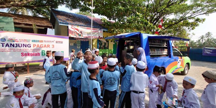 Murid SDN Tanjung Pagar 3 antusias mendatangi MPK Dispersip Kalsel. (foto : istimewa)