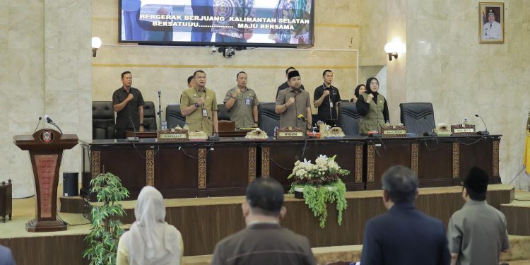 Rapat Paripurna yang dipimpin oleh Wakil Ketua DPRD Kalsel, M. Syaripuddin, dihadiri Plt. Asisten III Bidang Administrasi Umum dan Pembangunan Setda Provinsi Kalsel, Hermansyah.  (foto : putza/seputaran)