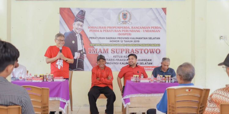 Ketua Komisi II DPRD Kalsel Imam Suprastowo edukasi warga Embung Trans Telaga, Kelurahan Karang Taruna, Kecamatan Pelaihari, Kabupaten Tanah Laut terkait pentingnya mengelola cadangan pangan. (foto : istimewa)