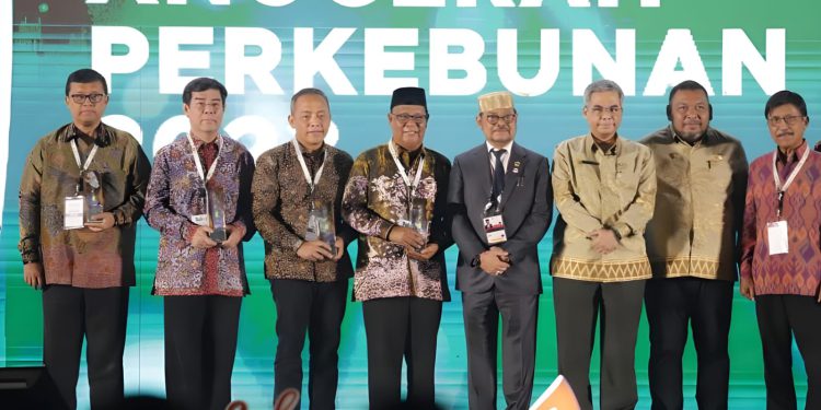 Penghargaan diserahkan langsung oleh Menteri Pertanian RI Syahrul Yasin Limpo kepada Paman Birin dalam acara Perkebunan Indonesia Expo (Bunex) 2023. (foto : istimewa/Adpim Kalsel)