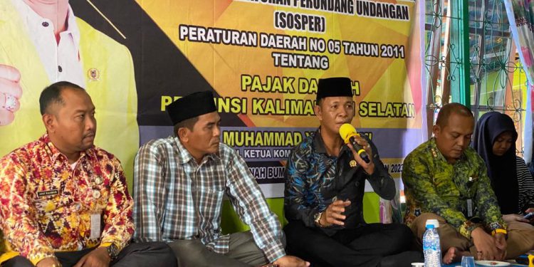 Wakil Ketua Komisi II DPRD Kalsel Muhammad Yani Helmi saat Sosialisasi Peraturan Daerah (Sorper) Nomor 05 Tahun 2011 Tentang Pajak, di Desa Pandansari, Kecamatan Karang Bintang, Tanah Bumbu. (foto : istimewa)