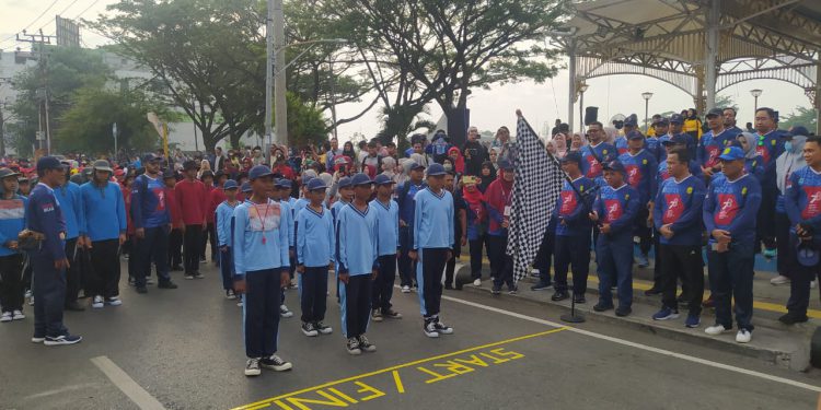 Wakil Walikota Banjarmasin H Arifin Noor saat melepas peserta lomba gerak jalan SD se Banjarmasin. (foto : shn/seputaran)