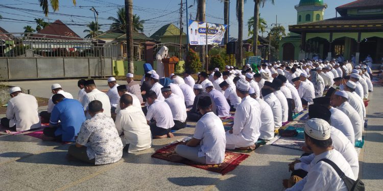 Jajaran Pemko Banjarmasin bersama Forkompinda dan masyarakat saat menggelar salat istisqa di halaman Mesjid Jami Banjarmasin. (foto : shn/seputaran)