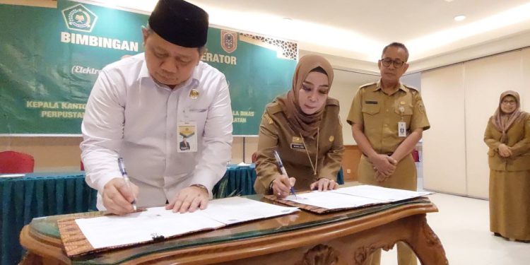 Penandatanganan kerja sama program perpustakaan Mesjid oleh Kepala Dispersip Provinsi Kalsel Nurliani Dardie dan Kakanwil Kemenag Kalsel, Muhammad Tambrin. (foto : istimewa)