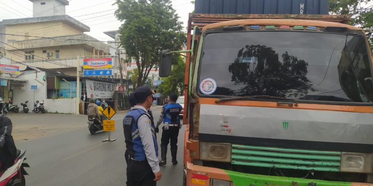 Petugas Dishub saat menghentikan angkutan untuk dilakukan pemeriksaan pada giat ODOL. (foto : shn/seputaran)