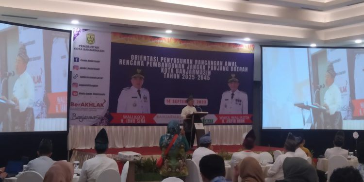 Walikota Banjarmasin H Ibnu Sina saat memberikan sambutan pada Orientasi Penyusunan Rancangan Awal RPJP Banjarmasin 2025-2045. (foto : shn/seputaran)