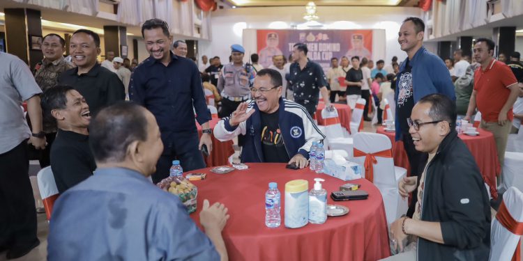 Kapolda Kalsel Irjen Pol Andi Rian Djajadi, Ketua DPRD Kalsel H Supian HK, Rektor ULM Prof. Dr. Ahmad Alim Bachri dan Puar Junaidi saat main domino memeriahkan turnamen domino Kapolda Kalsel Cup.