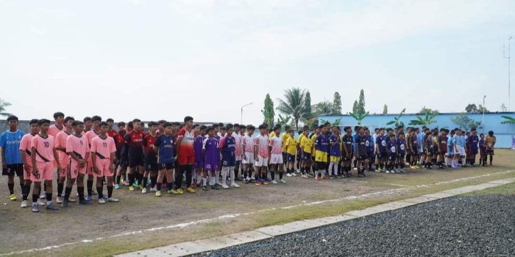 Tim sepakbola dari 16 SMP yang akan bertanding saat berbaris saat pembukaan kejuaraan sepakbola Walikota Cup. (foto : shn/seputaran)