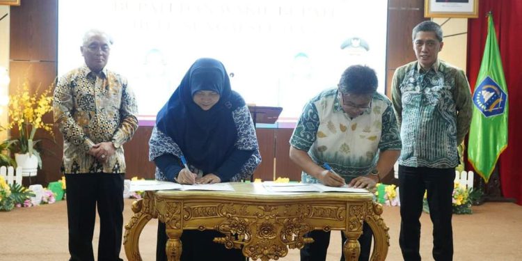 Penandatanganan perjanjian kerjasama Program Bunga Numasera oleh Kepala Dinas Tenaga Kerja, Koperasi Usaha Kecil Menengah dan Perindustrian, Siti Erma dengan Kepala Cabang Kandangan, M. Louthfi Rahmany disaksikan Direktur Utama Bank Kalsel, Fachrudin dan Bupati HSS H Achmad Fikry. (foto : istimewa/Bank Kalsel)