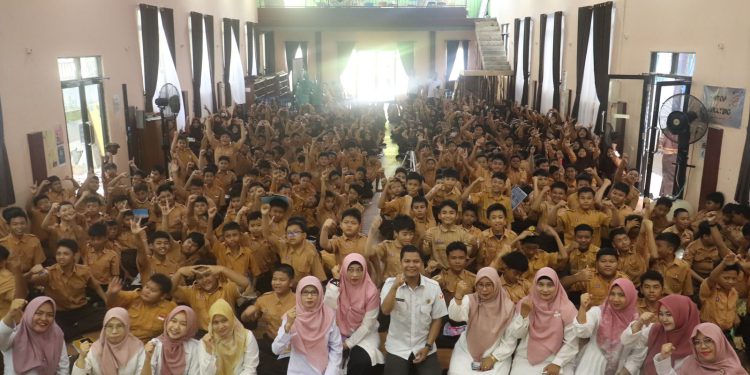 Foto bersama di sela kegiatan sosialisasi. (foto : sdy/seputaran)