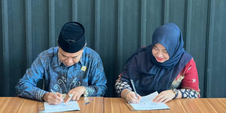 Penandatanganan dilakukan Kepala Bank Kalsel Cabang Syariah Banjarmasin, Yuanita Evayanthi dengan Kepala Baznas Banjarmasin, H Riduan Maskur. (foto : istimewa/Bank Kalsel)