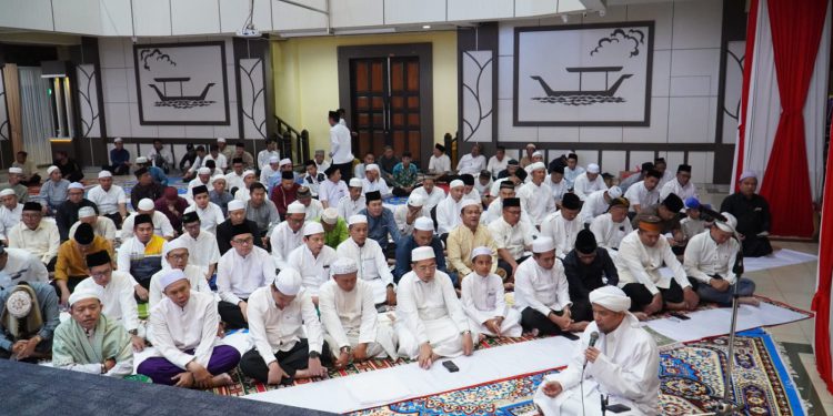 Salat Hajat berjemaah dalam rangka Harjad ke-497 Banjarmasin. (foto : shn/seputaran)