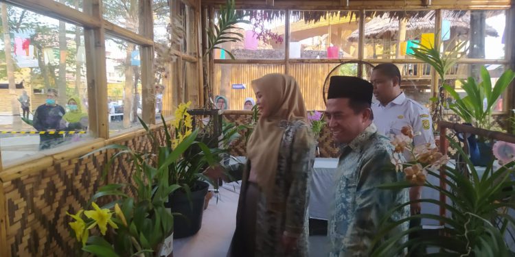 Wakil Walikota Banjarmasin H Arifin Noor bersama istri saat menghadiri Festival Anggrek seribu sungai yang digelar dalam rangka Harjad Banjarmasin. (foto : shn/seputaran)