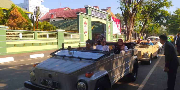 Walikota Banjarmasin H Ibnu Sina dan istri saat naik mobil VW menuju lokasi ziarah makam Sultan Suriansyah. (foto : shn/seputaran)