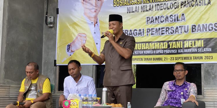 Wakil Ketua Komisi II DPRD Kalsel Muhammad Yani Helmi Sosialisasi Revitalisasi dan Aktualisasi Nilai-Nilai Ideologi Pancasila di Desa Madu Retno, Kecamatan Karang Bintang, Kabupaten Tanah Bumbu. (foto : istimewa)