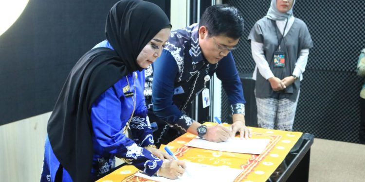 Penandatanganan tersebut dilakukan langsung oleh Kepala Dispersip Provinsi Kalsel, Nurliani Dardie dan Kepala TVRI Stasiun Kalsel, Hari Satya di Gedung Teater Perpustakaan Palnam. (foto : sdy/seputaran)