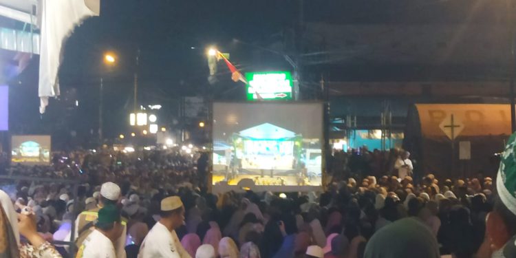 Ribuan jemaah yang memadati Banjarmasin Bersholawat dalam rangka memperingati Harjad Banjarmasin. (foto : shn/seputaran)