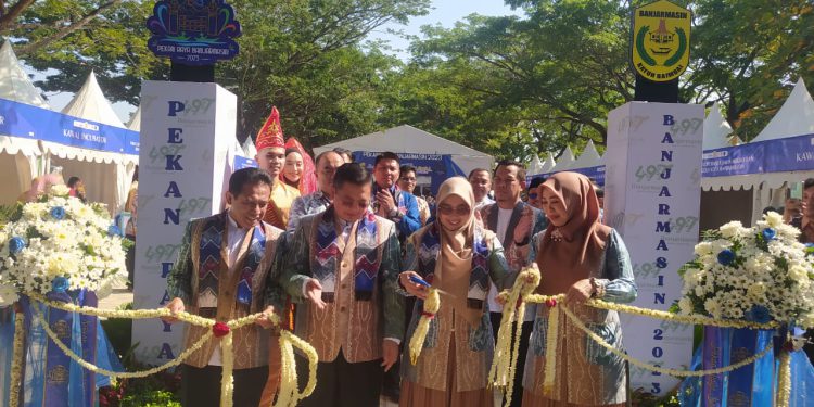 Walikota Banjarmasin H Ibnu Sina bersama Ketua Dekranasda Banjarmasin Hj Siti Wasilah yang juga istrinya saat gunting pita tanda dibukanya Pekan Raya Banjarmasin. (foto : shn/seputaran)