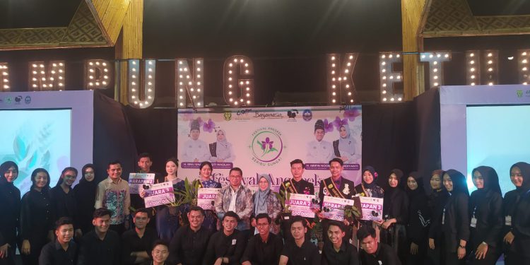 Walikota Banjarmasin H Ibnu Sina berfoto bersama finalis Duta Anggrek 2023. (foto : shn/seputaran)