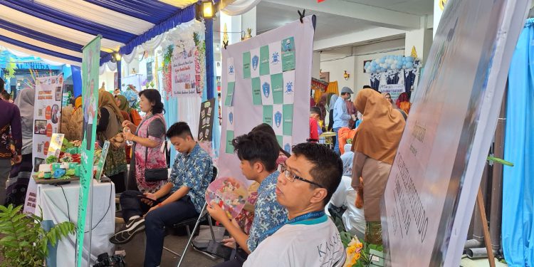 Stand Sekolah Kristen Kanaan yang menunjukkan Hasil Riset Herbal Kelakai untuk Obat Stunting di Pekan Raya Banjarmasin. (foto : shn/seputaran)