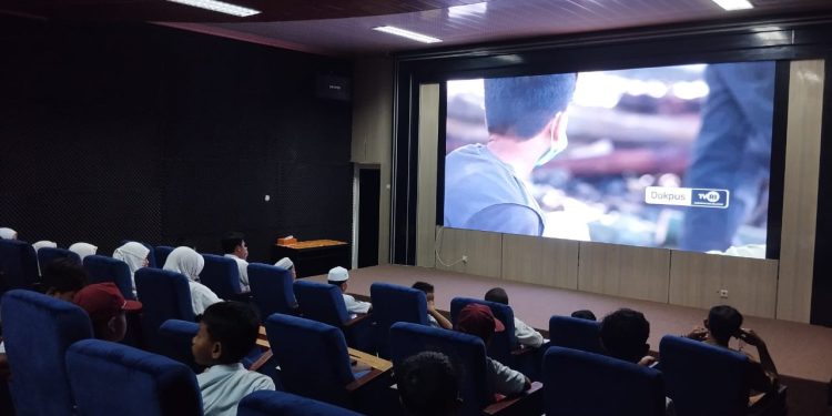 Nobar di ruang teater Perpustakaan Palnam Dispersip Kalsel. (foto : istimewa)