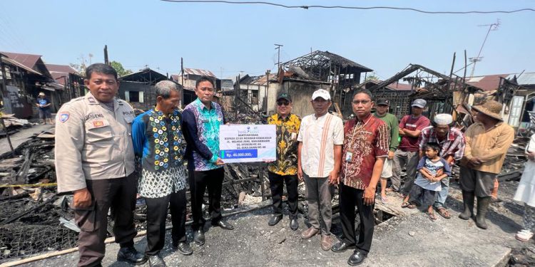 Penyerahan bantuan UPZ Bank Kalsel kepada warga korban musibah kebakaran. (foto : istimewa/Bank Kalsel)