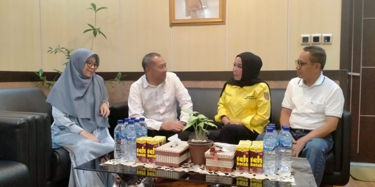 Ketua Ikatan Penerbit Indonesia (IKAPI) DKI Jakarta Hikmat Kurnia saat berbincang dengan Kepala Dispersip Kalsel Hj Nurliani Dardie. (foto : istimewa)