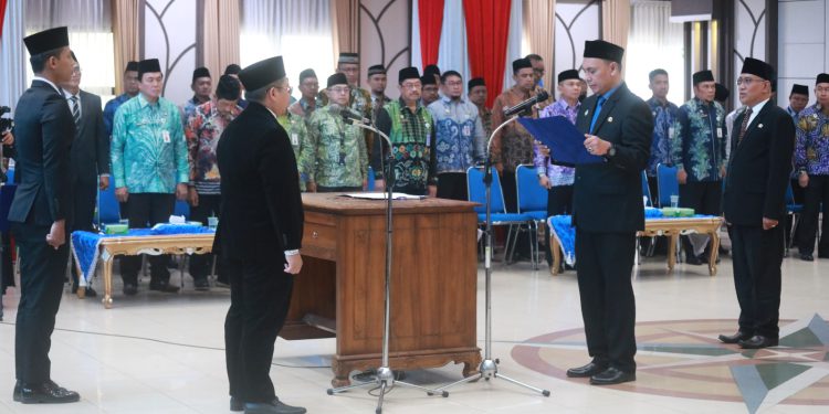 Walikota Banjarmasin H Ibnu Sina saat melantik kepala dinas. (foto : shn/seputaran)