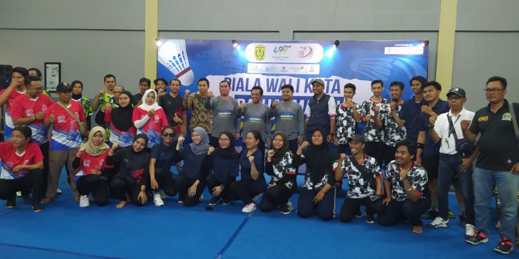 Peserta kejuaraan bulutangkis antar desk wartawan saat foto bersama setelah pembukaan. (foto : shn/seputaran)