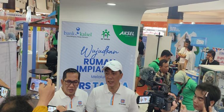 Dirut Bank Kalsel Fachrudin (topi putih) saat diwawancarai saat Real Estate Indonesia (REI) Expo 2023 di Atrium Duta Mall. (foto : istimewa/Bank Kalsel)