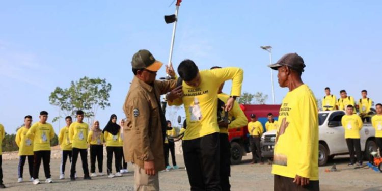 Gubernur Kalsel H Sahbirin Noor atau Paman Birin secara simbolis memberikan alat mesin potong rumput kepada Pasukan Elang Darat Karhutla, menandai dimulainya kegiatan tersebut. (foto : istimewa/adpim)