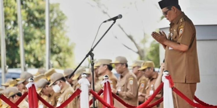 Gubernur Kalsel H Sahbirin Noor atau Paman Birin saat memimpin apel gabungan. (foto : istimewa/Adpim Kalsel)