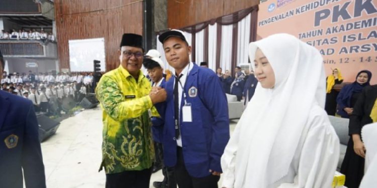 Gubernur Kalsel H Sahbirin Noor bersama mahasiswa baru saat membuka kegiatan PKKMB Uniska. (foto : istimewa/adpim Kalsel)