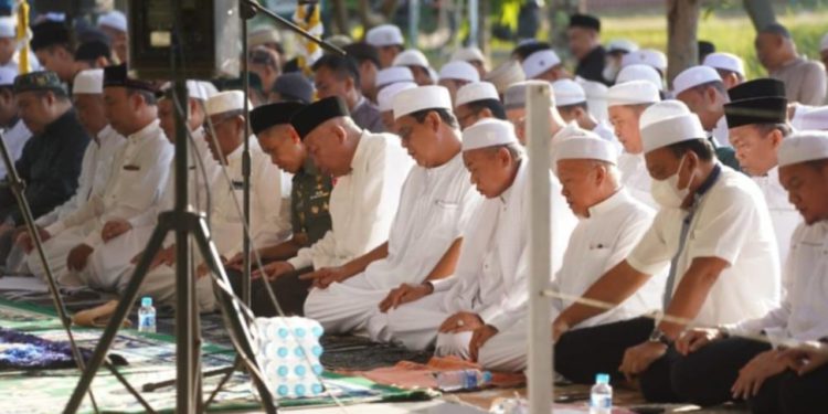 Gubernur Kalsel H Sahbirin Noor atau Paman Birin saat salat Istisqa berjemaah. (foto : istimewa/Adpim Kalsel)